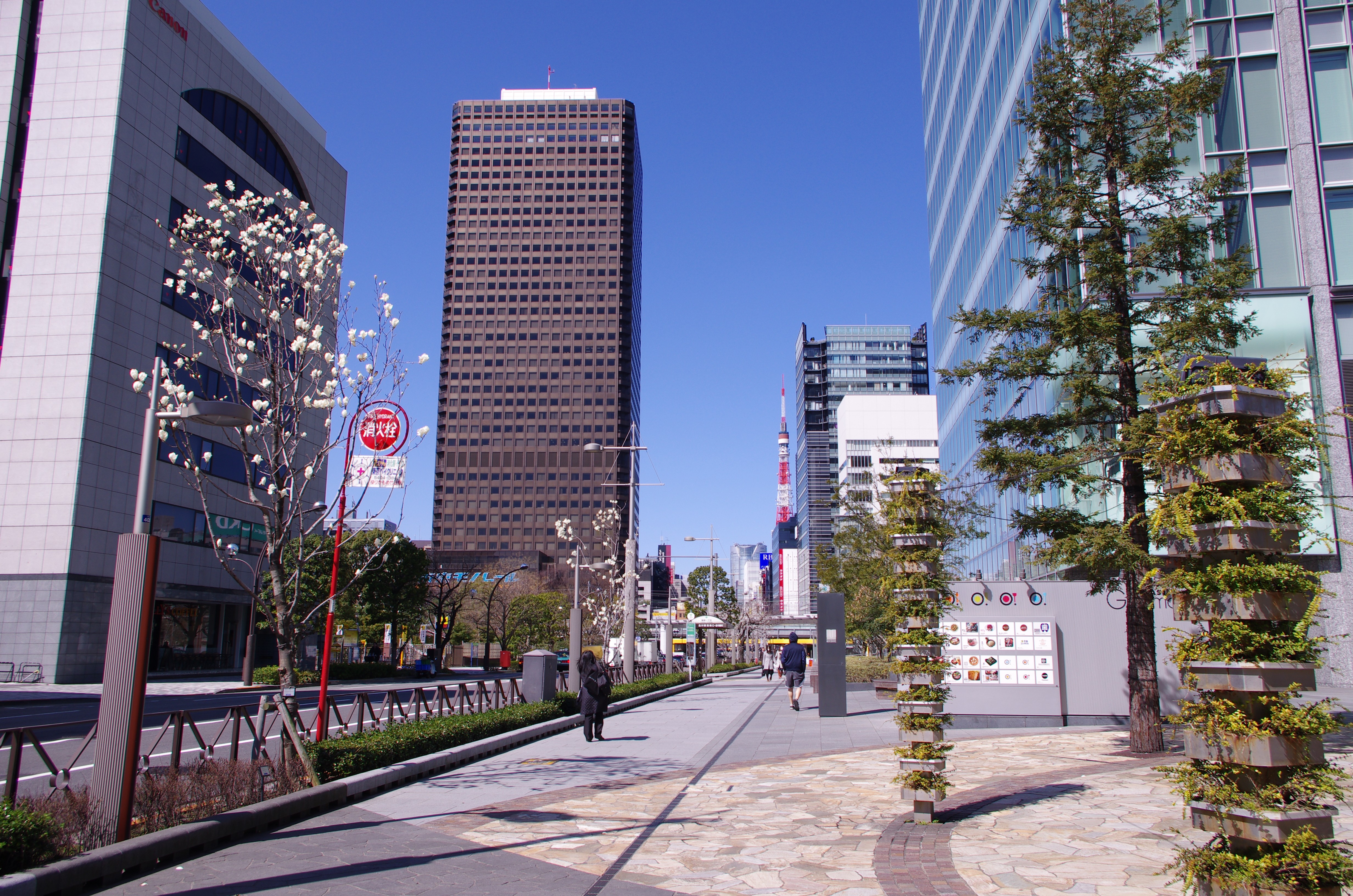 A street leading towards Tokyo Tower from Hamarikyu Gardens